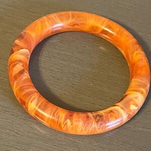 VINTAGE LUCITE BANGLE BRACELET